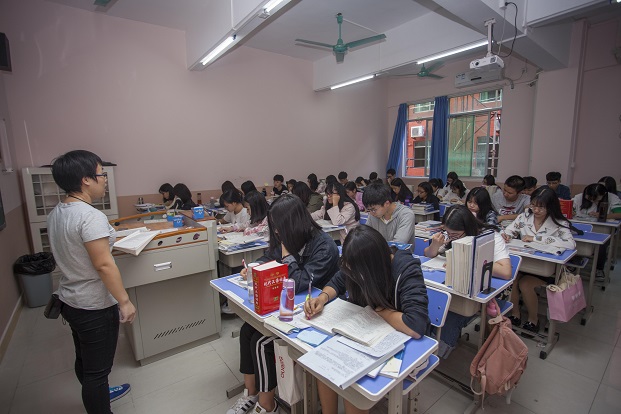 踏入清泉高职高考辅导班的第一天,我看到了那句"成功的路上不会拥挤